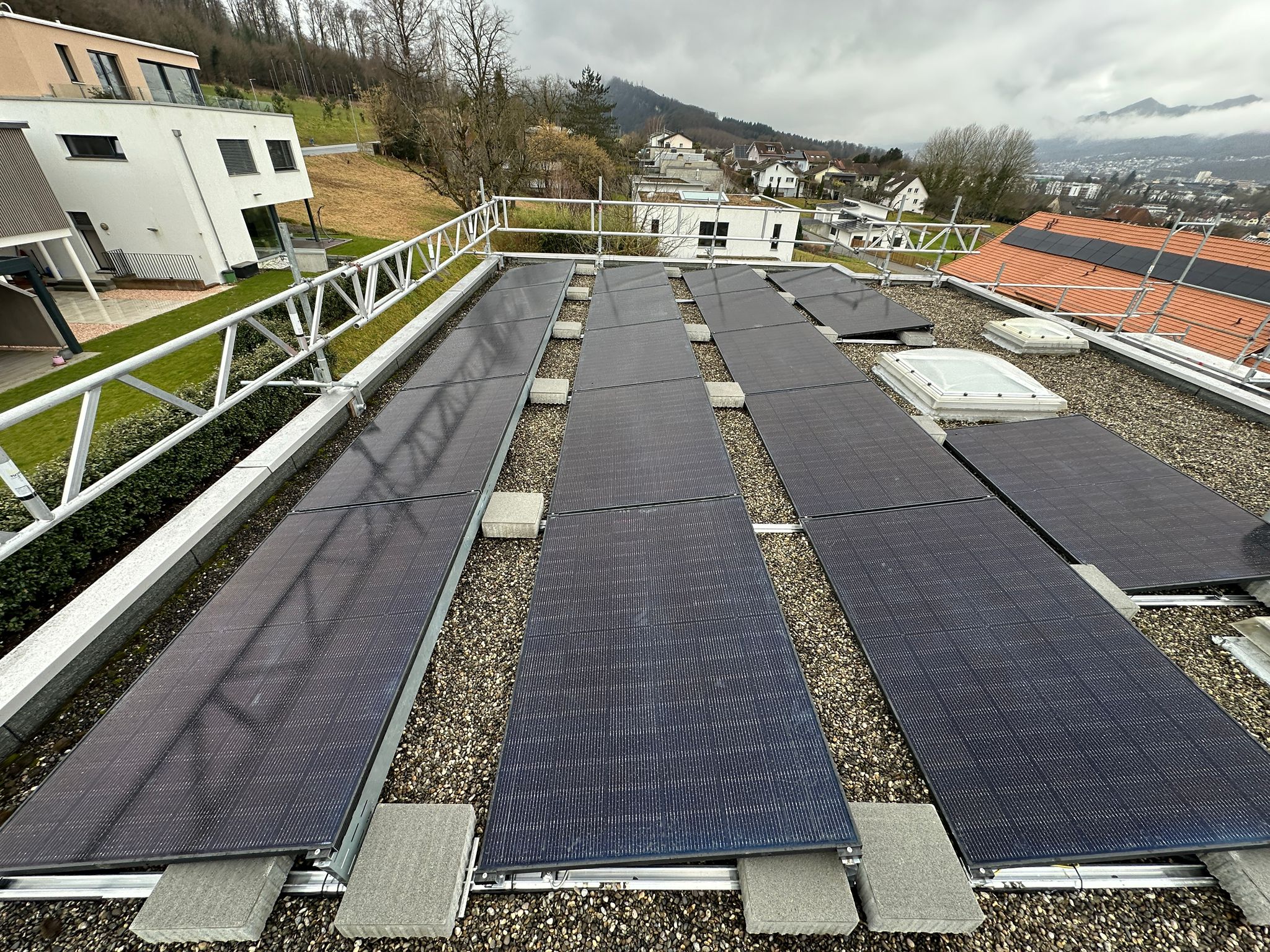 Solaranlage auf Flachdach mit Aufständerung — AlpenEnergie Referenzprojekt