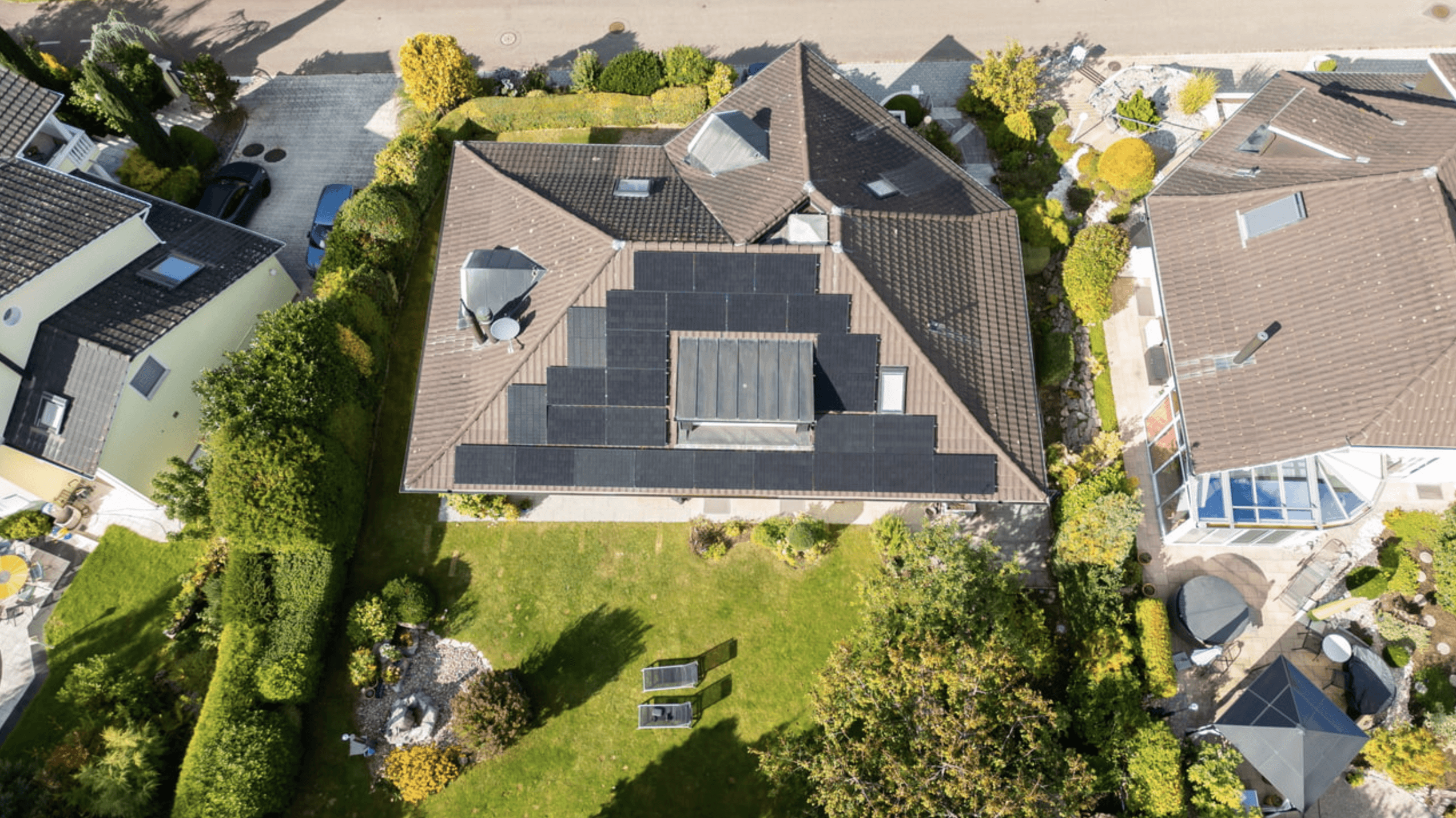 Luftaufnahme eines Einfamilienhauses mit Solaranlage