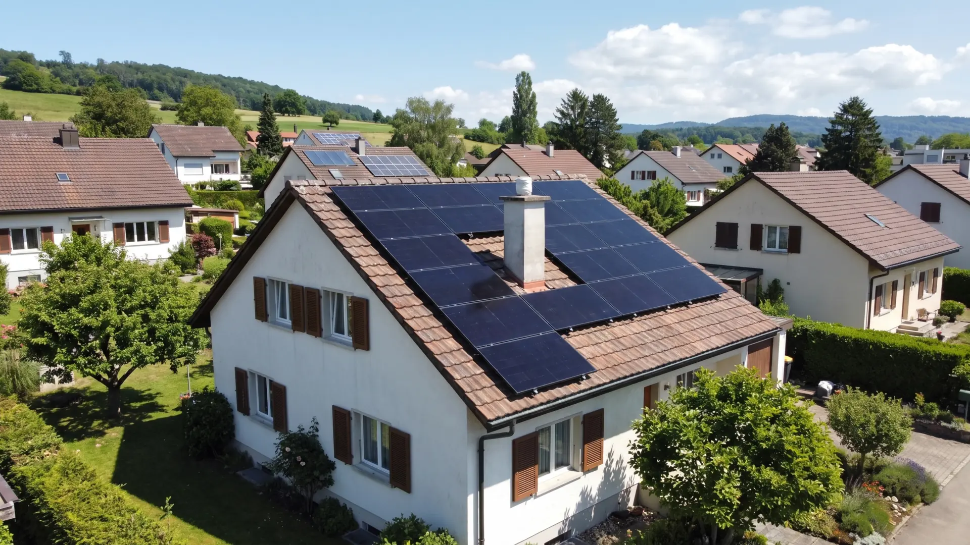 Photovoltaik-Anlage von AlpenEnergie aus der Vogelperspektive in Liestal