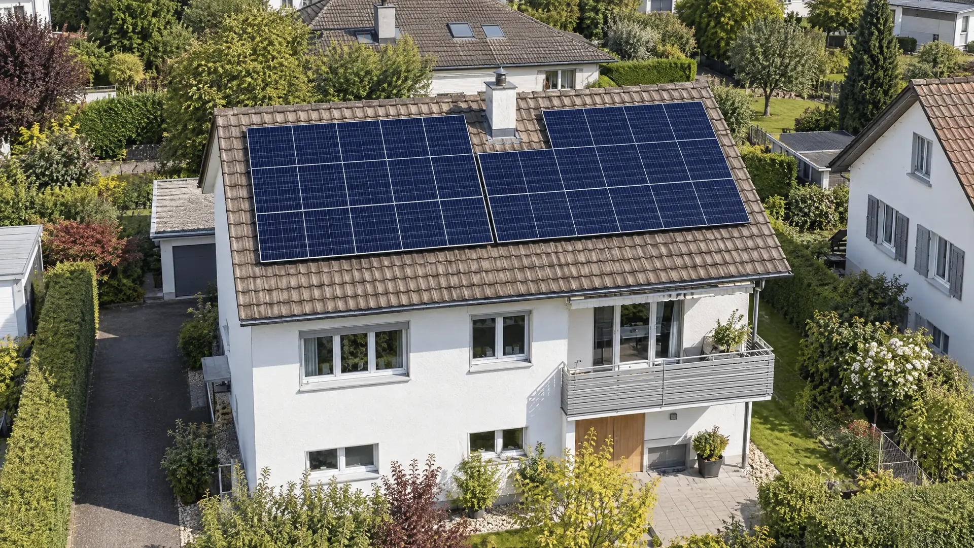 Photovoltaik-Anlage von AlpenEnergie aus der Vogelperspektive in Aesch