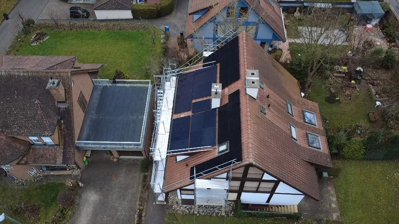 Luftaufnahme eines Mehrfamilienhauses mit Solaranlage
